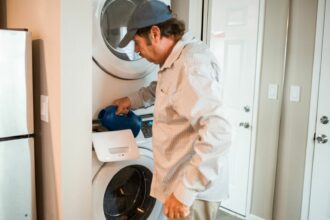 Lessive versée dans un lave-linge, illustration pour un guide de dépannage