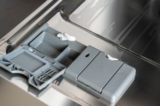 Lave-vaisselle ouvert, illustration pour le dépannage d’un bras de lavage High One