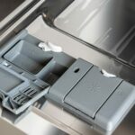 Bac à produit d’un lave-vaisselle avec résidus de détergent