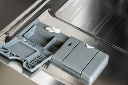 Bac à produit d’un lave-vaisselle avec résidus de détergent
