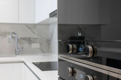 Micro-ondes dans une cuisine - dépannage Valberg