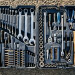 Boîte à outils rangée pour l’entretien et le dépannage d’un aspirateur