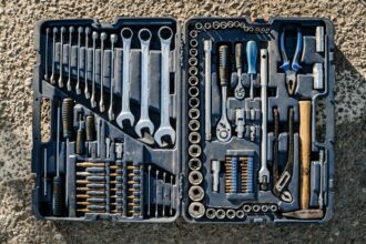 Boîte à outils rangée pour l’entretien et le dépannage d’un aspirateur