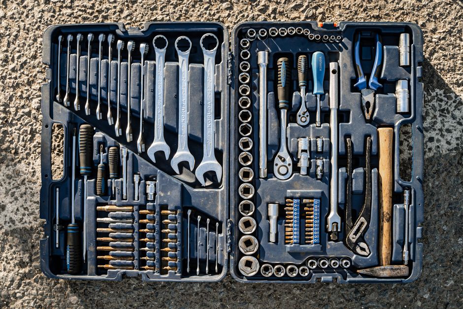 Boîte à outils rangée pour l’entretien et le dépannage d’un aspirateur