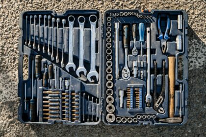 Boîte à outils organisée — illustration pour le diagnostic d’un aspirateur robot Valberg