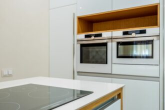 Plaque à induction avec casserole sur un plan de cuisson
