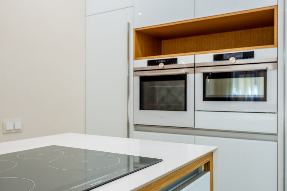 Plaque à induction avec casserole sur un plan de cuisson
