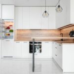 Réfrigérateur en cuisine pour illustrer un frigo Valberg bruyant
