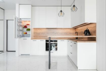 Réfrigérateur en cuisine pour illustrer un frigo Valberg bruyant