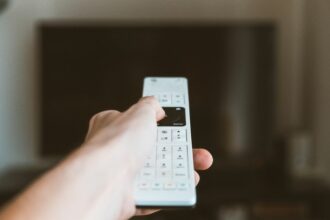Télécommande utilisée devant un téléviseur
