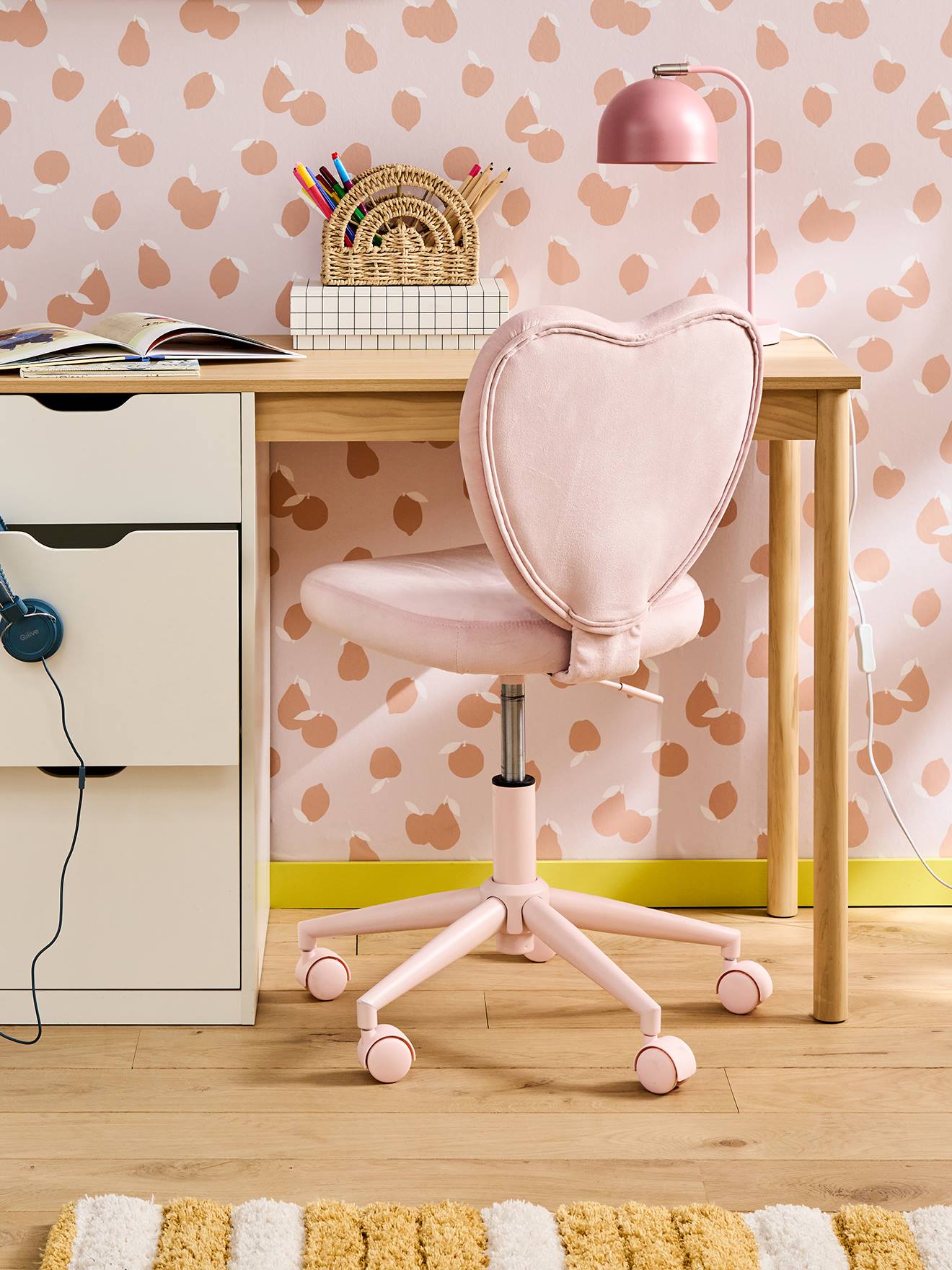 Chaise à roulette enfant cœur rose