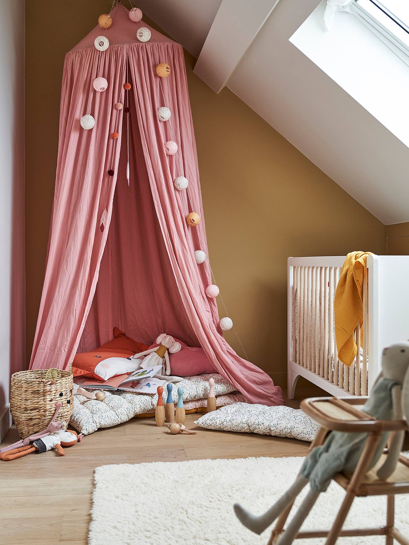 Ciel de lit en coton avec pompons rose