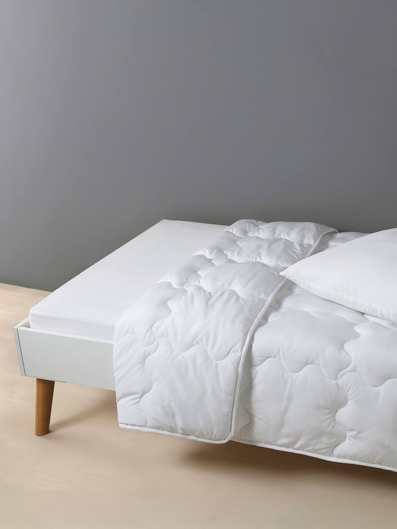 Couette microfibre tempérée effet gonflant blanc