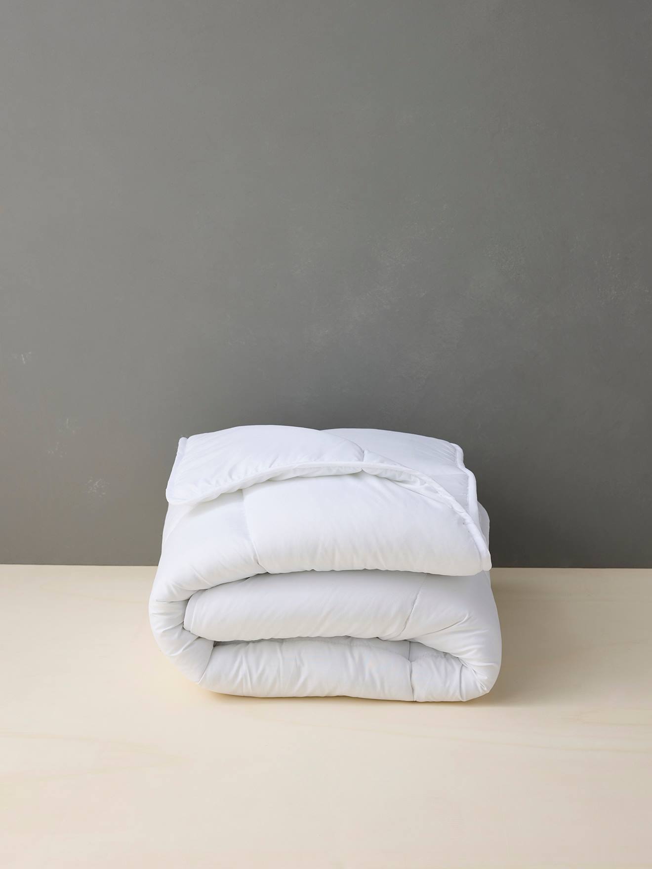 Couette tempérée microfibre toucher doux blanc