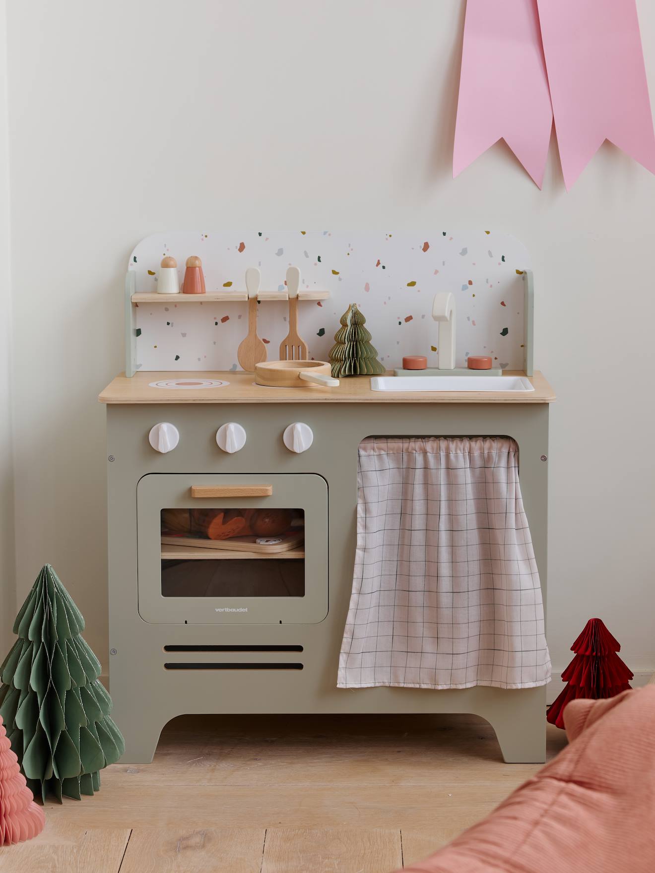 Cuisine avec accessoires en bois FSC vert sauge