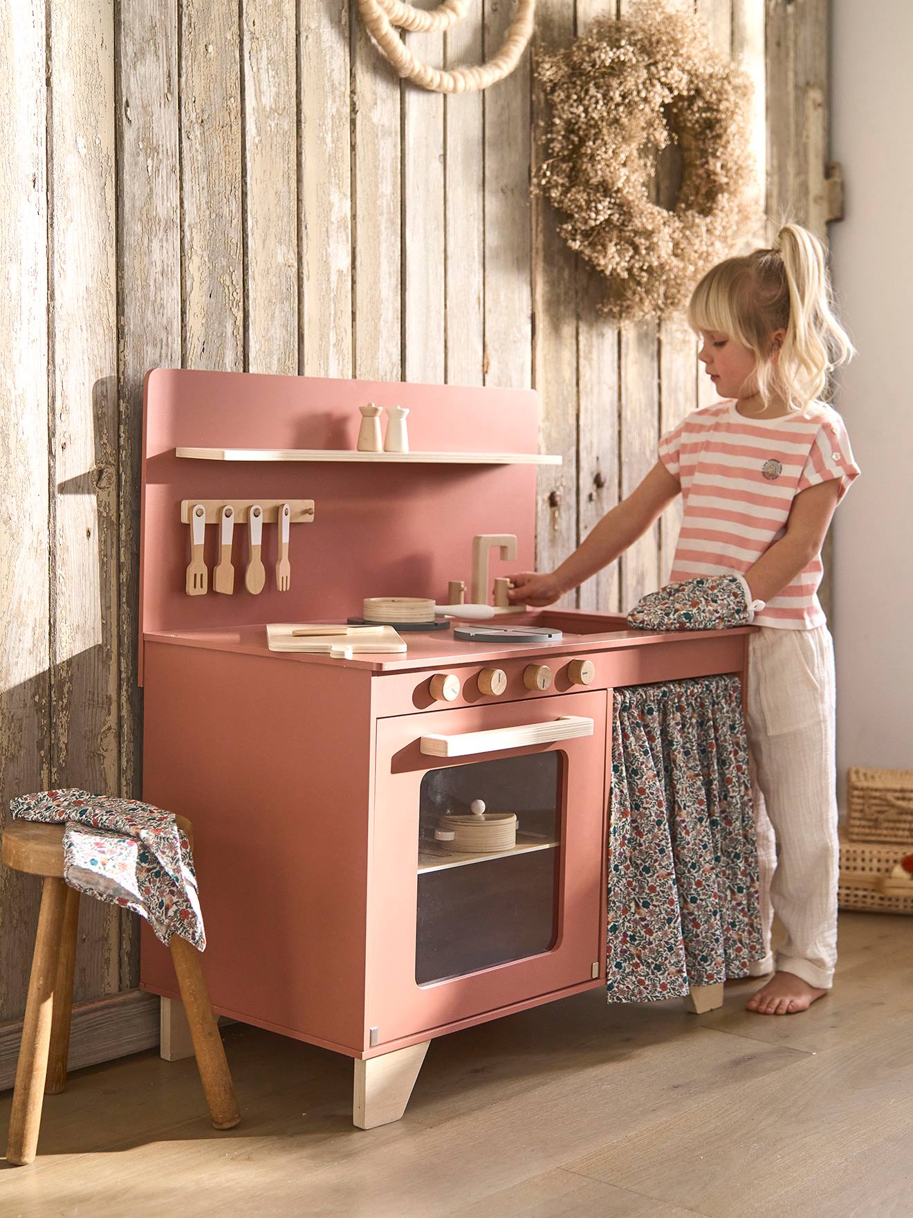 Cuisine équipée avec rideau en bois FSC framboise