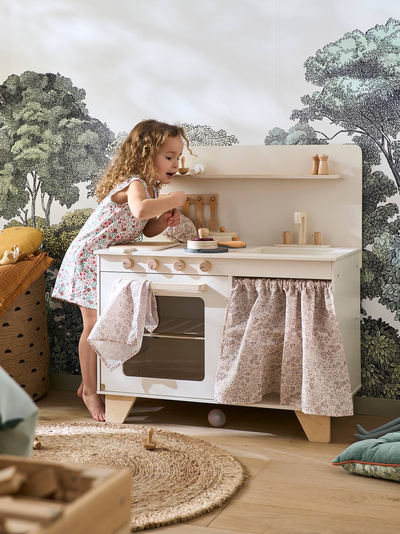 Cuisine équipée avec rideau en bois FSC multicolore