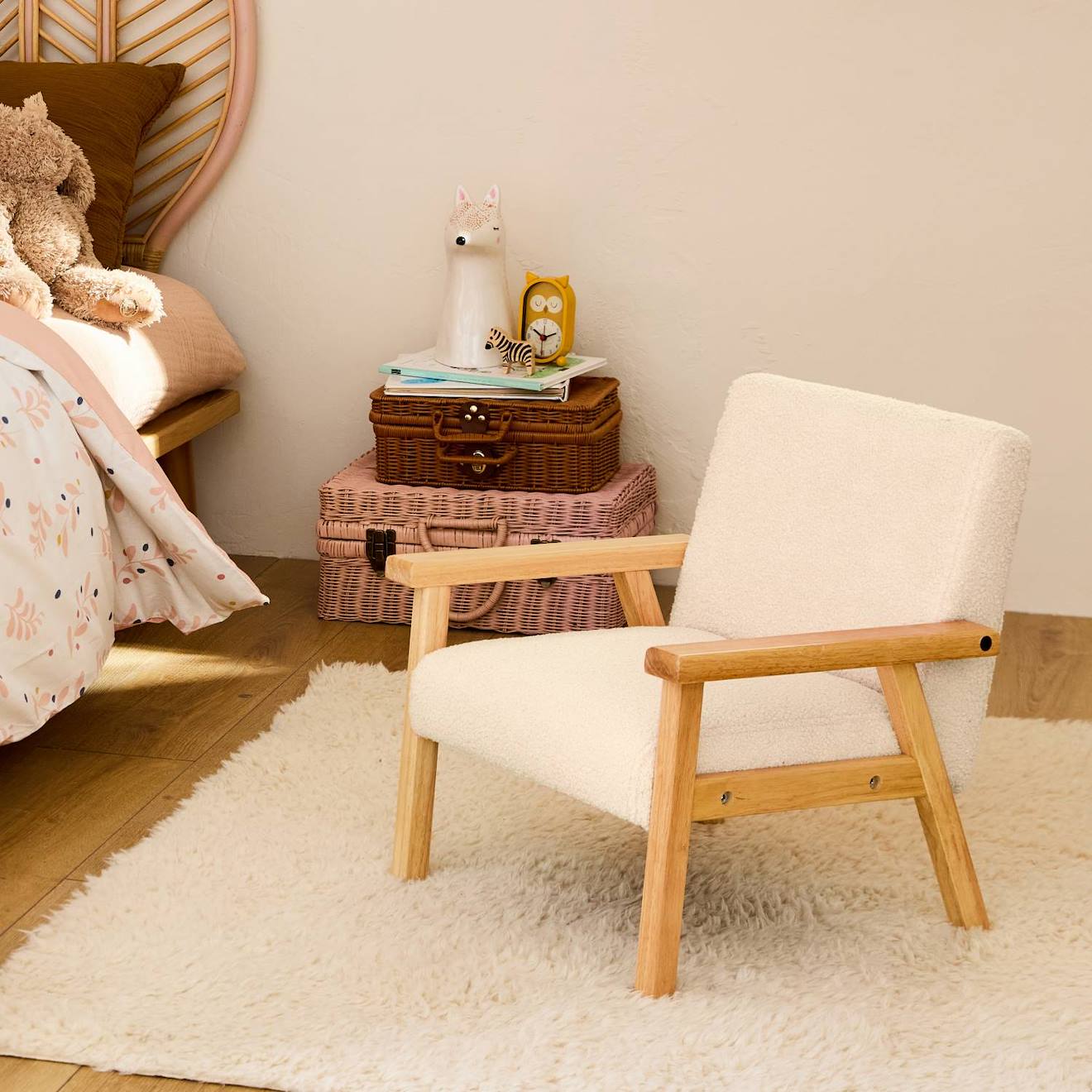 Fauteuil Scandinave En Bouclette Et Bois Enfant Isak L 47 X P 43,5 X H 50cm Blanc