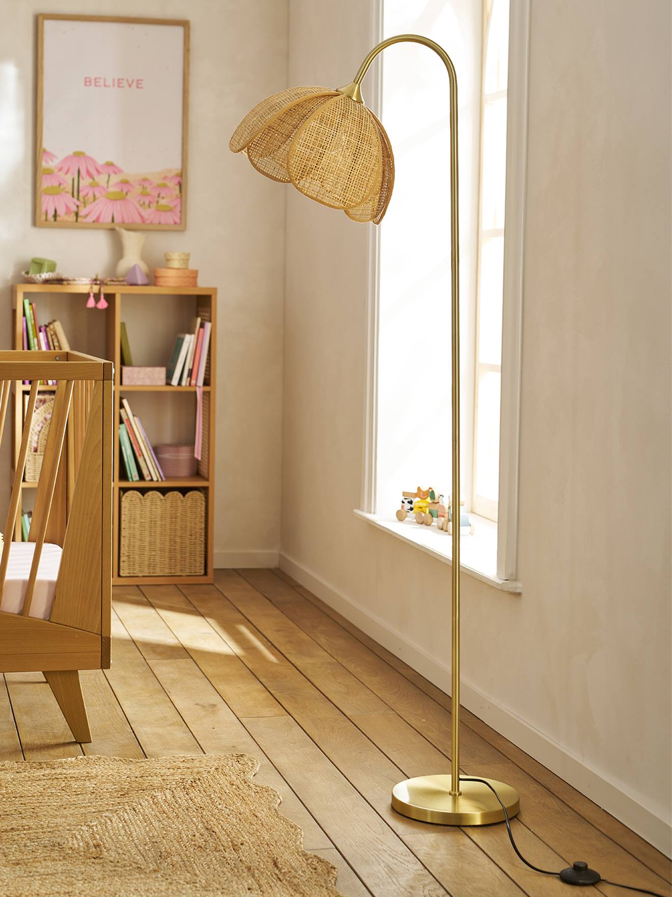 Lampadaire rotin fleur métal doré