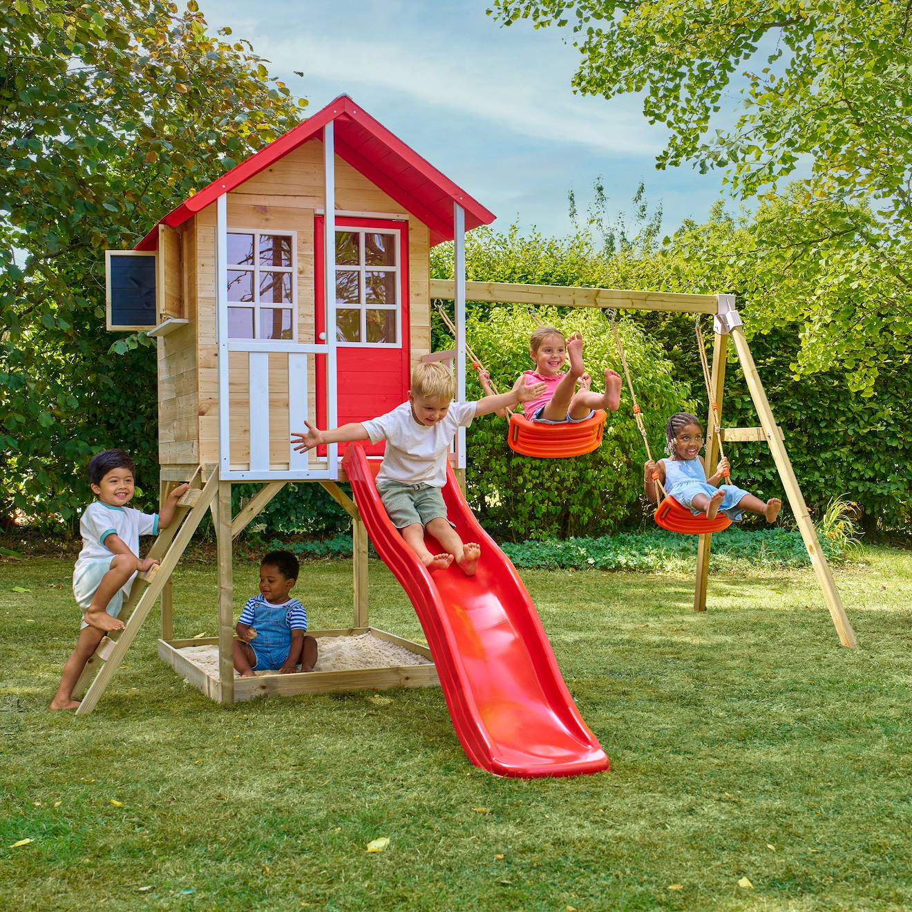 Maisonnette Sur Pilotis, Glissière, 2 Balançoires Coquelicot Bois Fsc® Marron - Rouge - Blanc