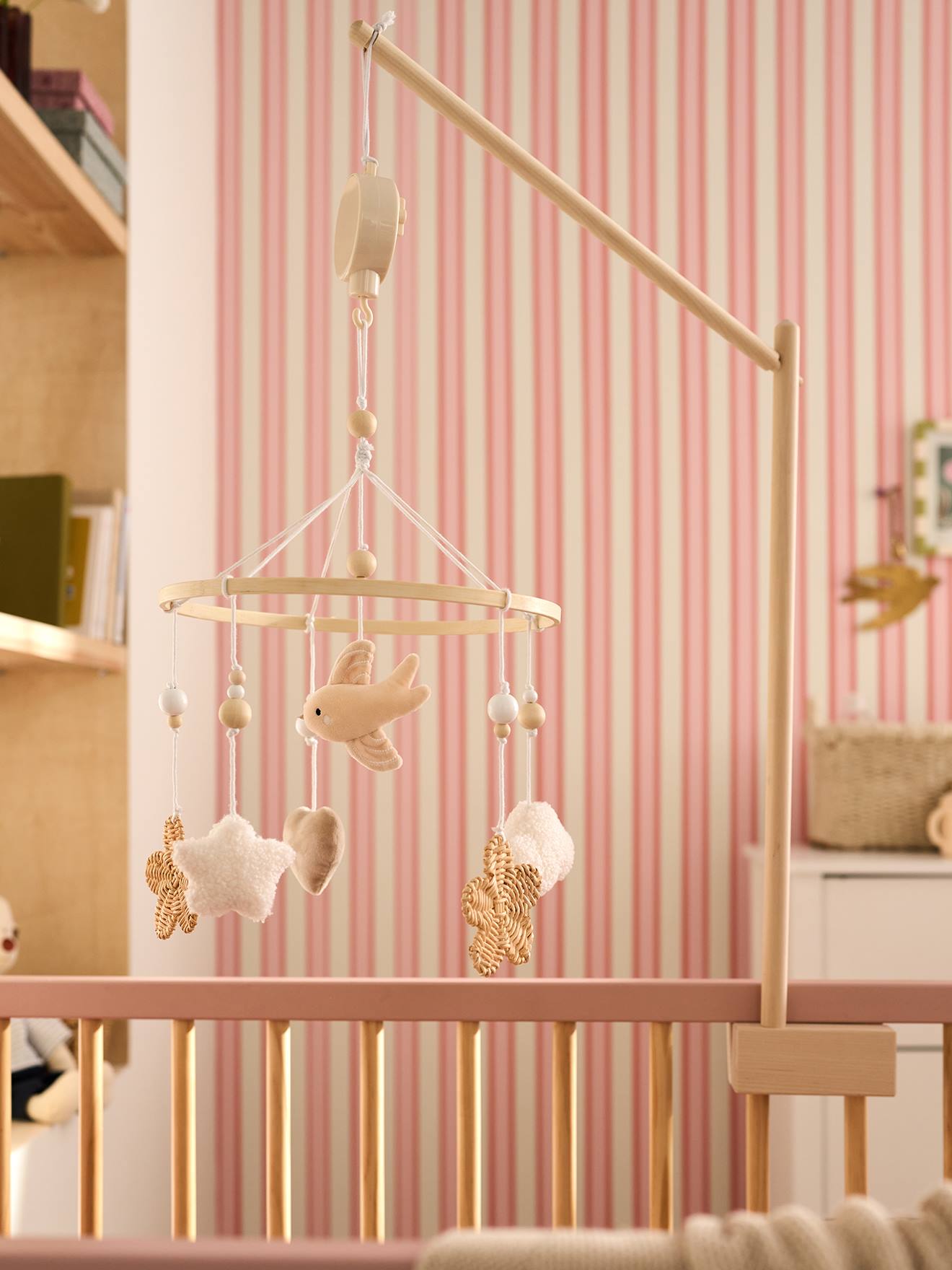 Mobile musical en bois et rotin beige